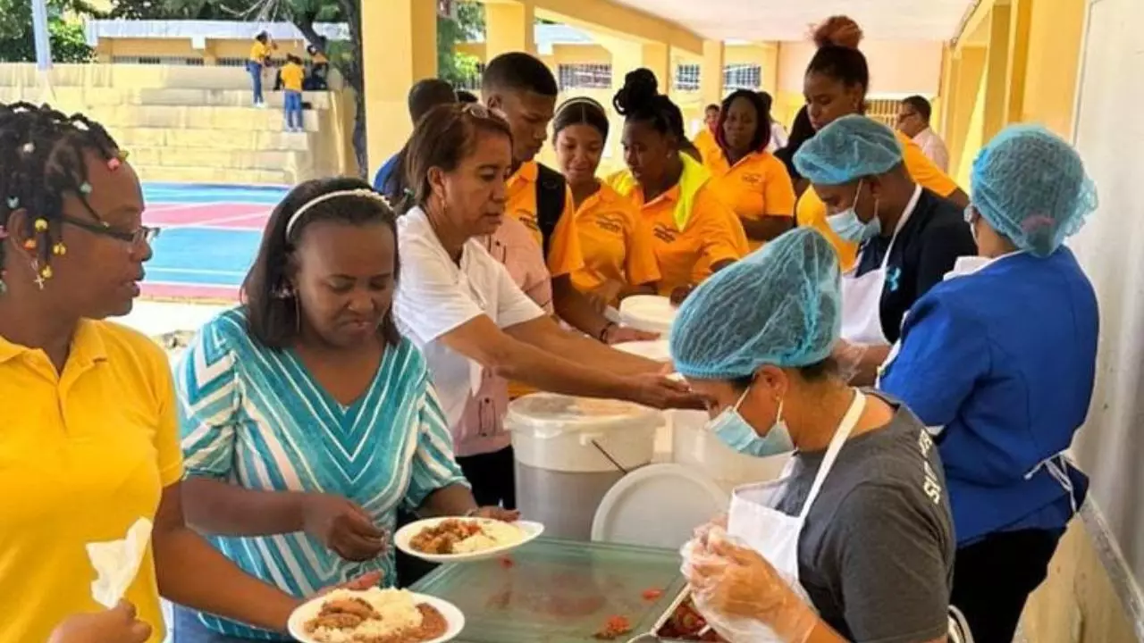 Estudiantes de PREPARA reciben por primera vez alimentaci&oacute;n escolar