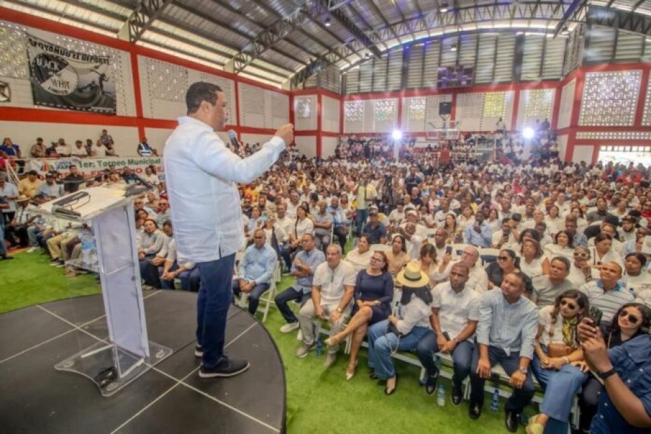 V&iacute;ctor D&acute;Aza aspirante a la presidencia recibe apoyo del Movimiento del PRM