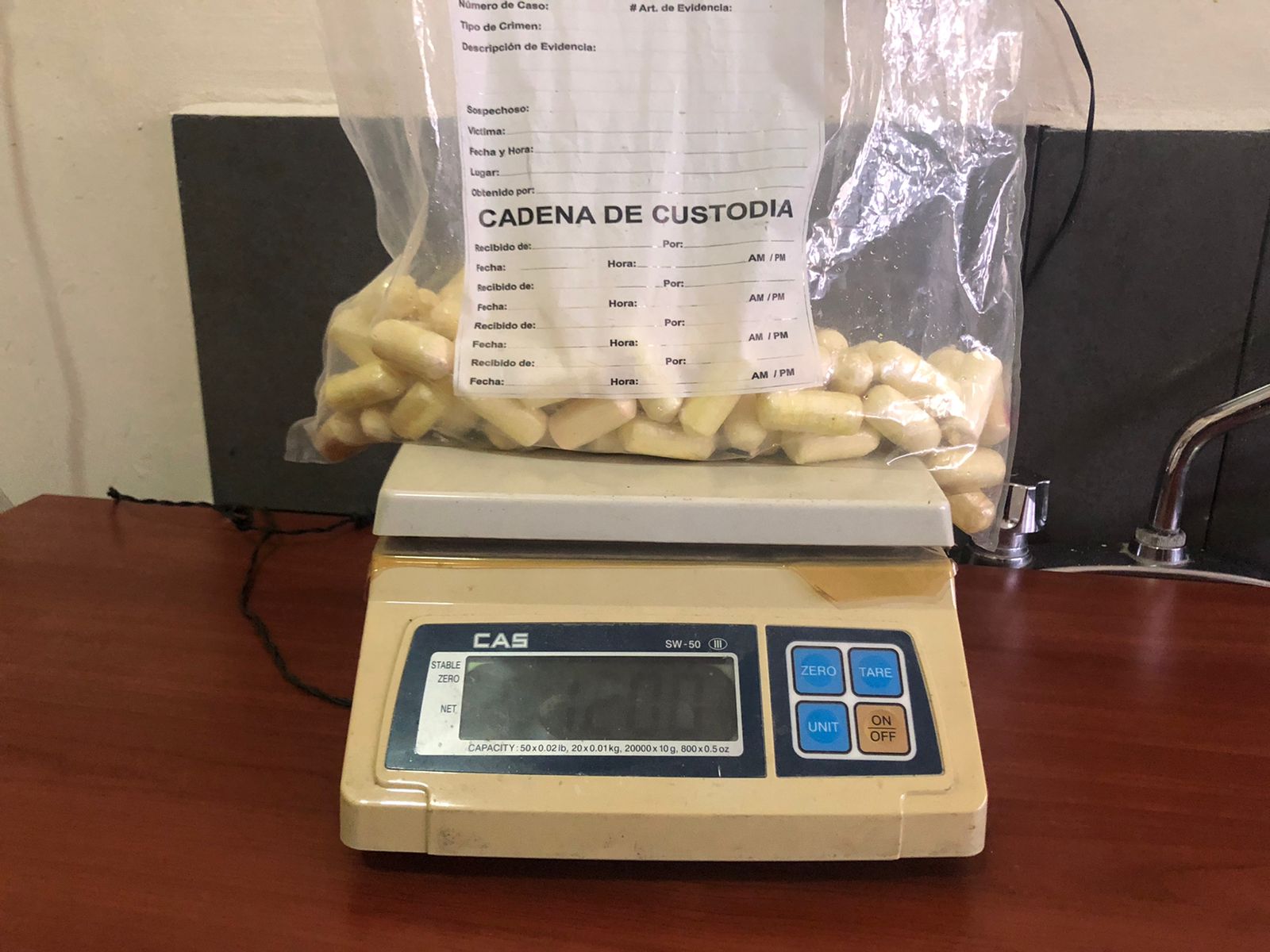 Detienen a dominico-holand&eacute;s con 99 bolsitas presumiblemente coca&iacute;na en el AILA
