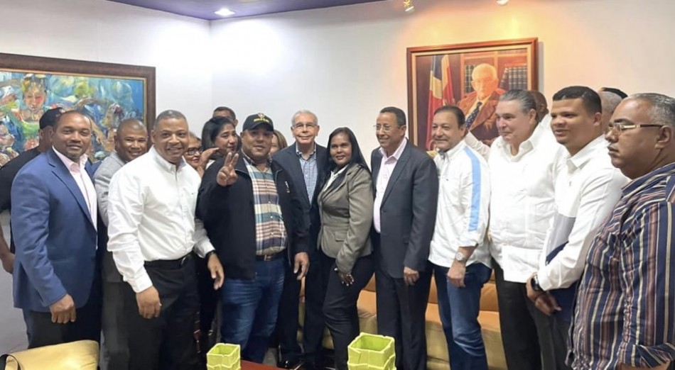 Sergio Cedeño renuncia de la Fuerza del Pueblo y se juramenta en el PLD