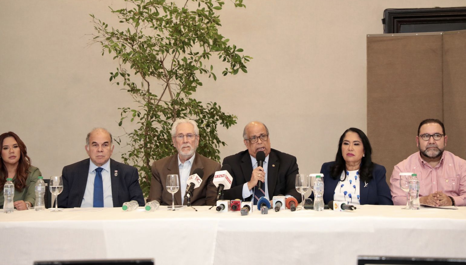 Acad&eacute;micos y pol&iacute;ticos apoyan el discurso de Abinader en la ONU