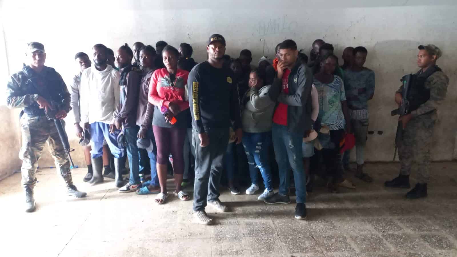 Apresan dominicano que transportaba 34 haitianos indocumentados en un cami&oacute;n cerrado