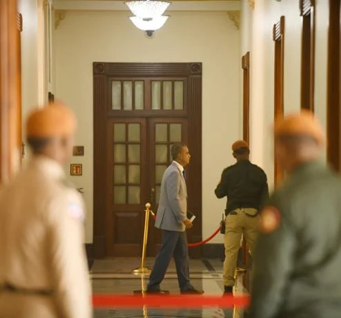 Joel Santos llega con carpeta en manos al Palacio Nacional en su rol de ministro interino de la Presidencia