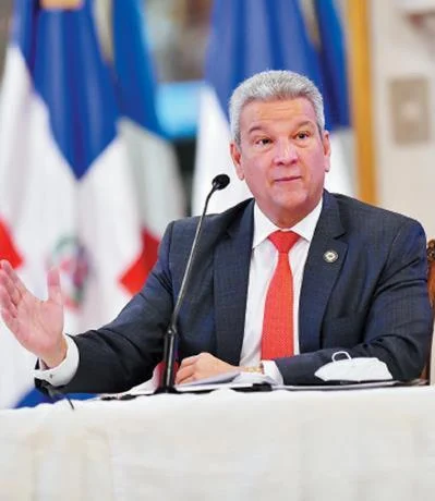 Tras acusaci&oacute;n de hijo en caso Medusa, Macarrulla solicita licencia como Ministro de la Presidencia