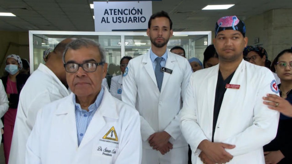 Médicos detienen lucha por víctimas tragedia