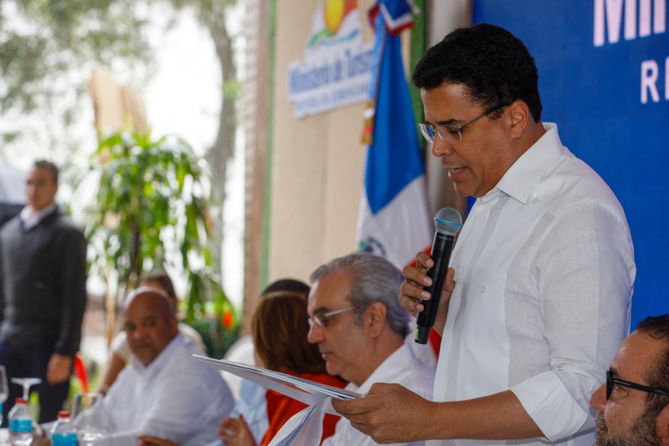 Gobierno inaugura carretera a salto Aguas Blancas Constanza