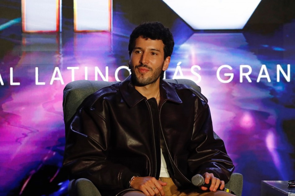 Sebastian Yatra ofrece serenata a fans que no lo pudieron ver en escenario de Vi&ntilde;a del Mar