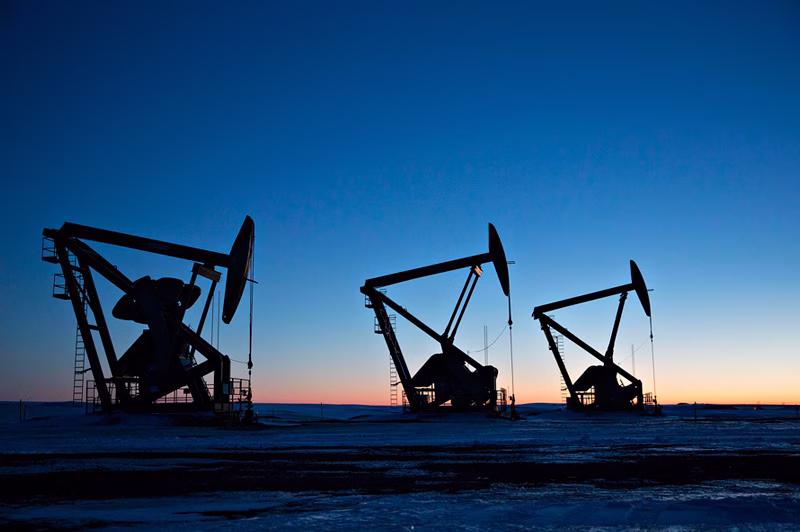 Precios del petr&oacute;leo caen ante la preocupaci&oacute;n por estancamiento de la deuda en EE. UU.