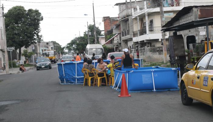 La polic&iacute;a retira las piscinas inflables