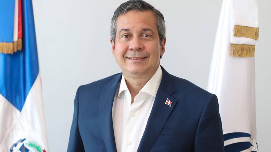 Presidente condecora a Orlando Jorge M.
