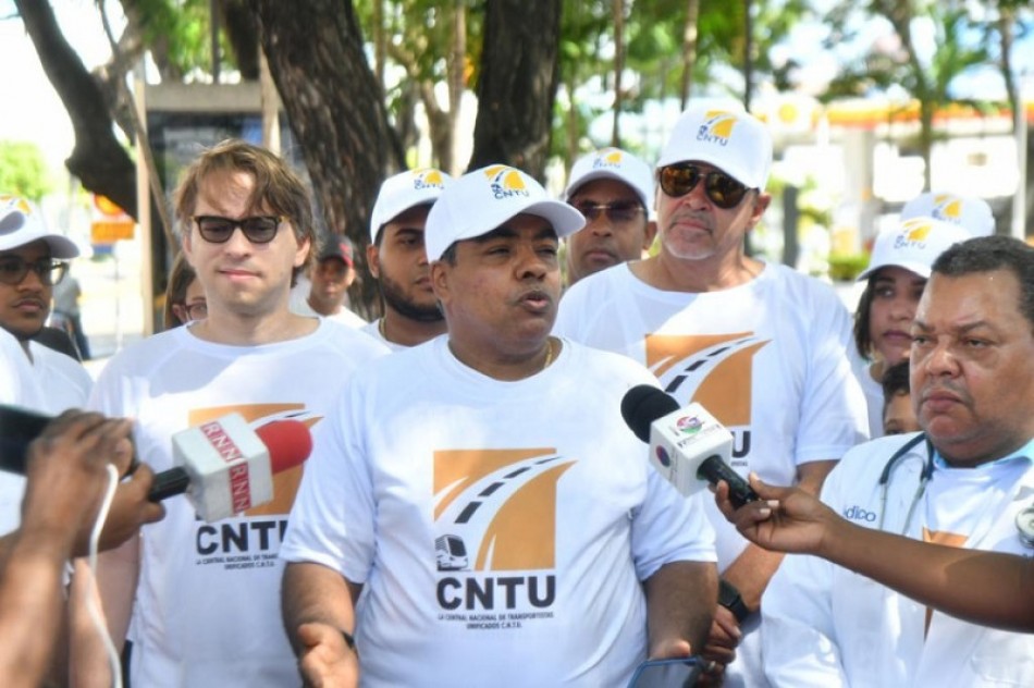 Transportistas realizan cruzada para generar conciencia sobre los accidentes de tr&aacute;nsito