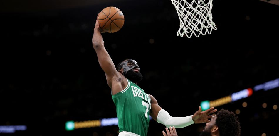 Celtics arruinan el regreso de Embiid y empatan serie