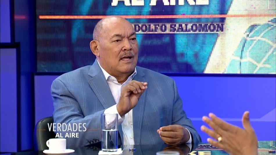 Ramón Alburquerque abandona, de manera abrupta, entrevista con periodista Adolfo Salomón