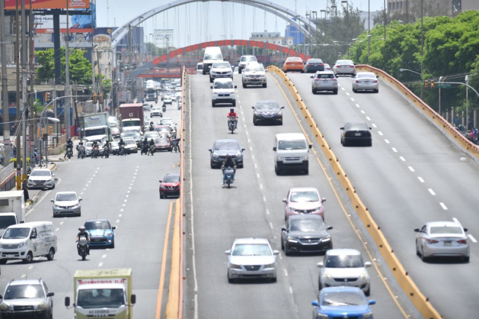 Motociclistas burlan la ley, entran a t&uacute;neles y trepan con libertad por los elevados