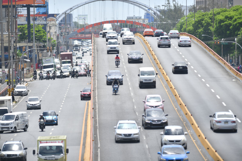 Motociclistas burlan la ley, entran a t&uacute;neles y trepan con libertad por los elevados