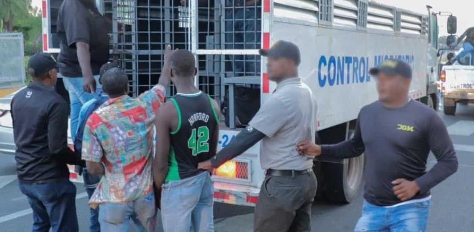 Migraci&oacute;n deporta 4,973 haitianos indocumentados durante una sola semana de junio