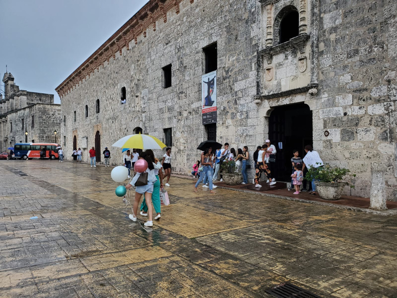 Turistas visitan museos de la Ciudad Colonial durante La Noche Larga
