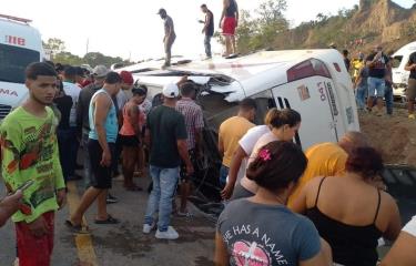 Al menos cinco los fallecidos y 28 heridos en el accidente de autob&uacute;s de la Autopista Duarte