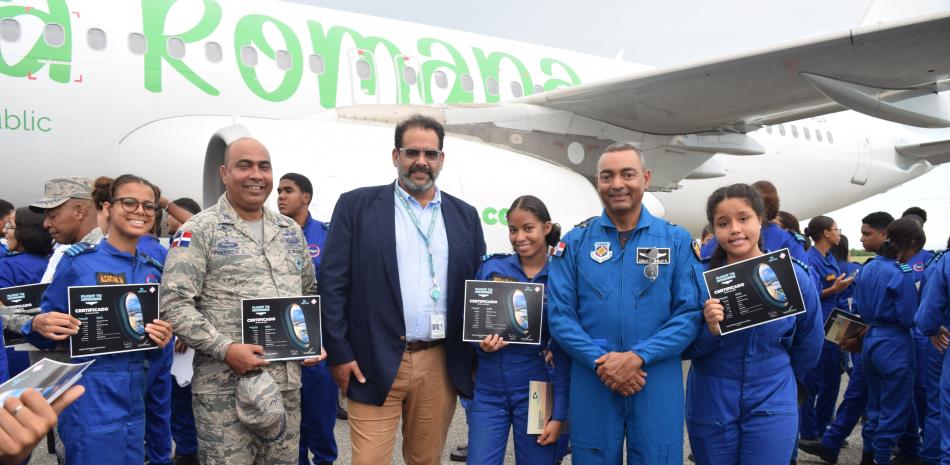 Estudiantes de la Fuerza A&eacute;rea participan en &ldquo;viaje sin destino&rdquo;