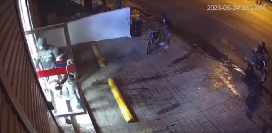 Identifican a uno de los cuatro hombres vinculados al homicidio de seguridad en farmacia GBC