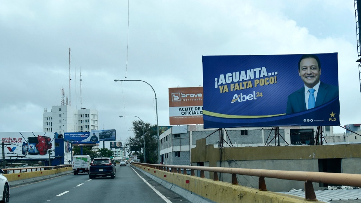 El Gran Santo Domingo con carteles pol&iacute;ticos un mes antes de la precampa&ntilde;a