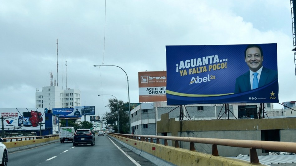 El Gran Santo Domingo con carteles pol&iacute;ticos un mes antes de la precampa&ntilde;a