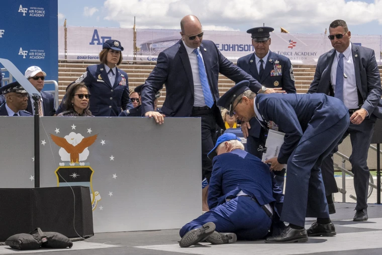 Biden sufre una ca&iacute;da durante la graduaci&oacute;n de la Fuerza A&eacute;rea de los Estados Unidos