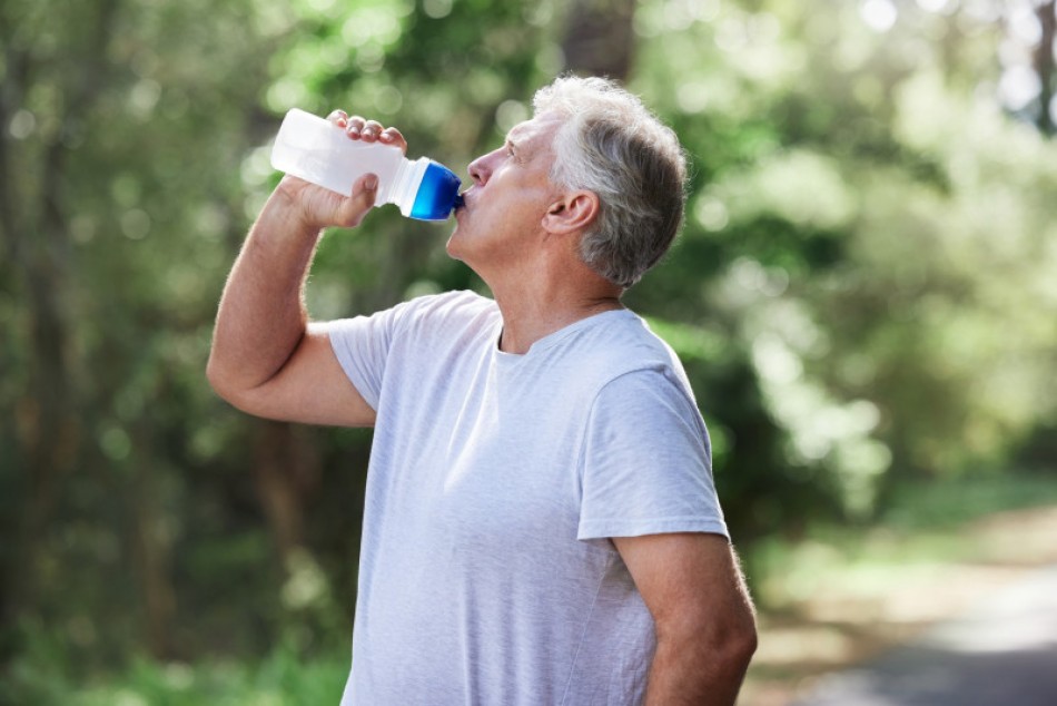 Onamet recomienda tomar agua y vestir ropas ligeras de colores claros para combatir el calor
