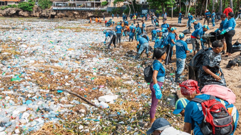Alcaldía del Distrito Nacional y un grupo de instituciones estatales realizan las labores de limpieza en la Playa de Montesino
