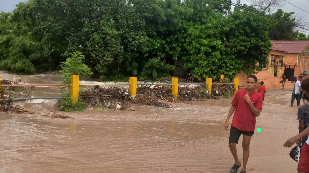 Arroyos y rios inundan Villa Jaragua y otras comunidades de Independencia y Bahoruco