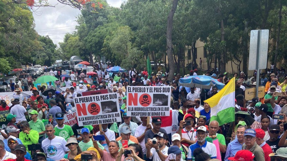 Miles de personas protestaron frente al Palacio Nacional en contra de la privatizaci&oacute;n del agua