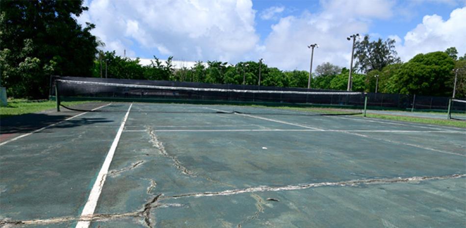 El deterioro: un jugador m&aacute;s de la cancha de tenis del Centro Ol&iacute;mpico