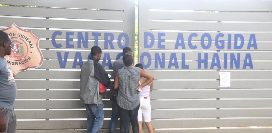 Director de Migraci&oacute;n barre con personal del Centro de Retenci&oacute;n de Haina