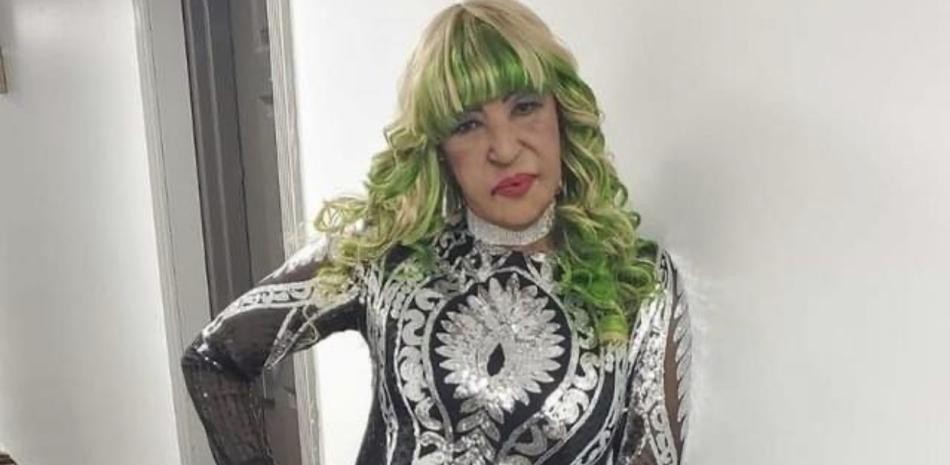 Fefita la Grande se cae al tropezar con su maleta en un aeropuerto
