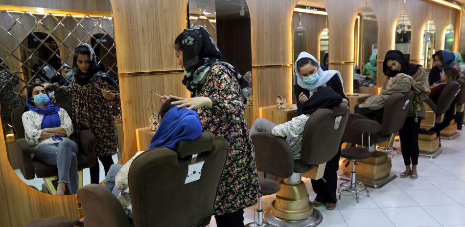 Los talibanes ordenan el cierre de los salones de belleza para mujeres en Afganist&aacute;n