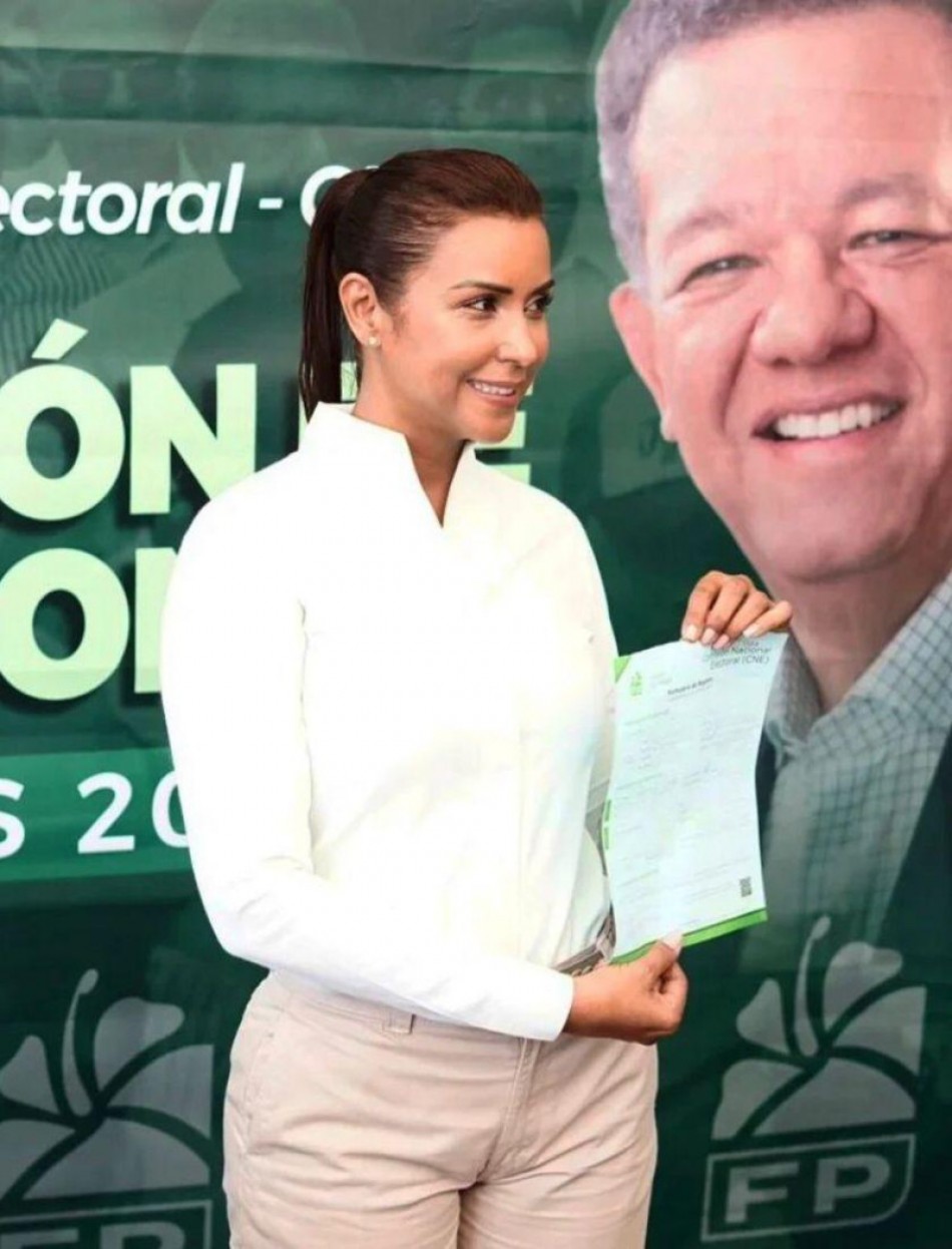 Selin&eacute;e M&eacute;ndez inscribe precandidatura como diputada por el Distrito Nacional