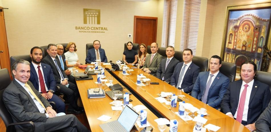 Valdez Albizu se re&uacute;ne con directiva de la Asociaci&oacute;n de Puestos de Bolsa