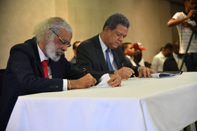 Leonel Fern&aacute;ndez y Juan Hubieres firman pacto de alianza electoral para el 2024