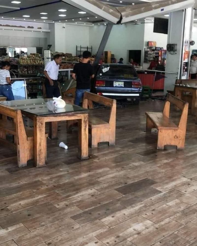 Veh&iacute;culo impacta restaurante pr&oacute;ximo al cruce hacia San Francisco de Macor&iacute;s en la autopista Duarte