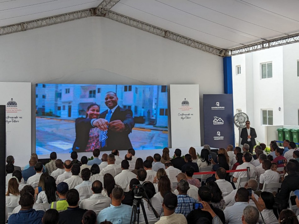 Gobierno entrega 600 viviendas en San Luis