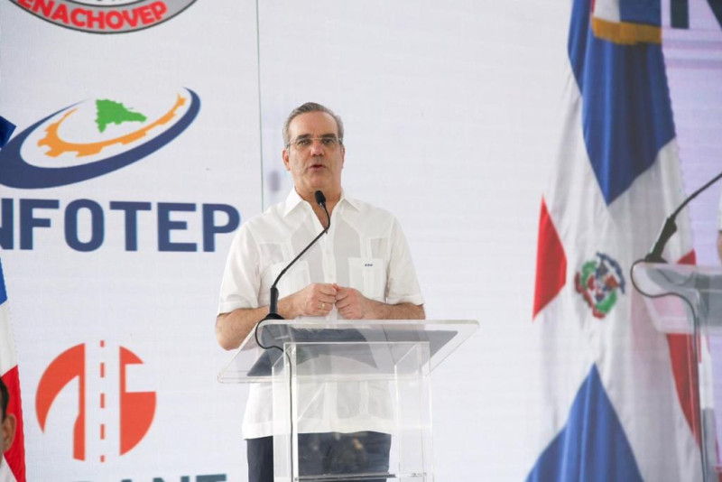 Presidente Abinader encabeza graduaci&oacute;n de conductores de veh&iacute;culos pesados