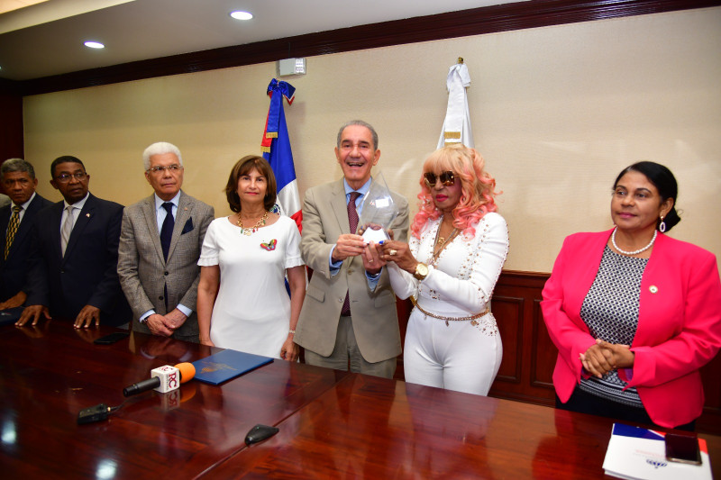 Fefita La Grande recibe reconocimiento del Mescyt