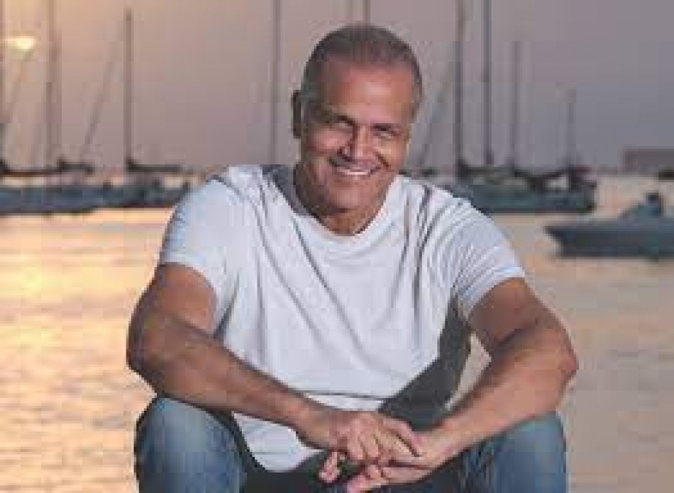 Carlos Alfredo vuelve a petici&oacute;n popular en concierto a Chao Caf&eacute;