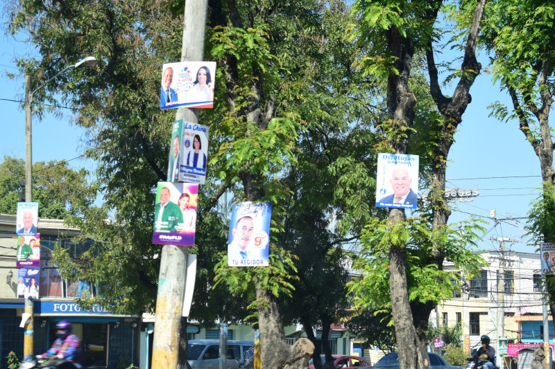 Calles del Gran Santo Domingo adornadas por diferentes vallas de candidatos a regidores y alcaldes