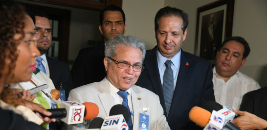 M&eacute;dicos piden un incremento salarial y mejoras del seguro