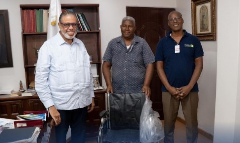 Dirección General de Desarrollo de la Comunidad y su director Modesto Guzmán entrega sillas de ruedas a los representantes de juntas de vecinos del sector de Los Mameyes