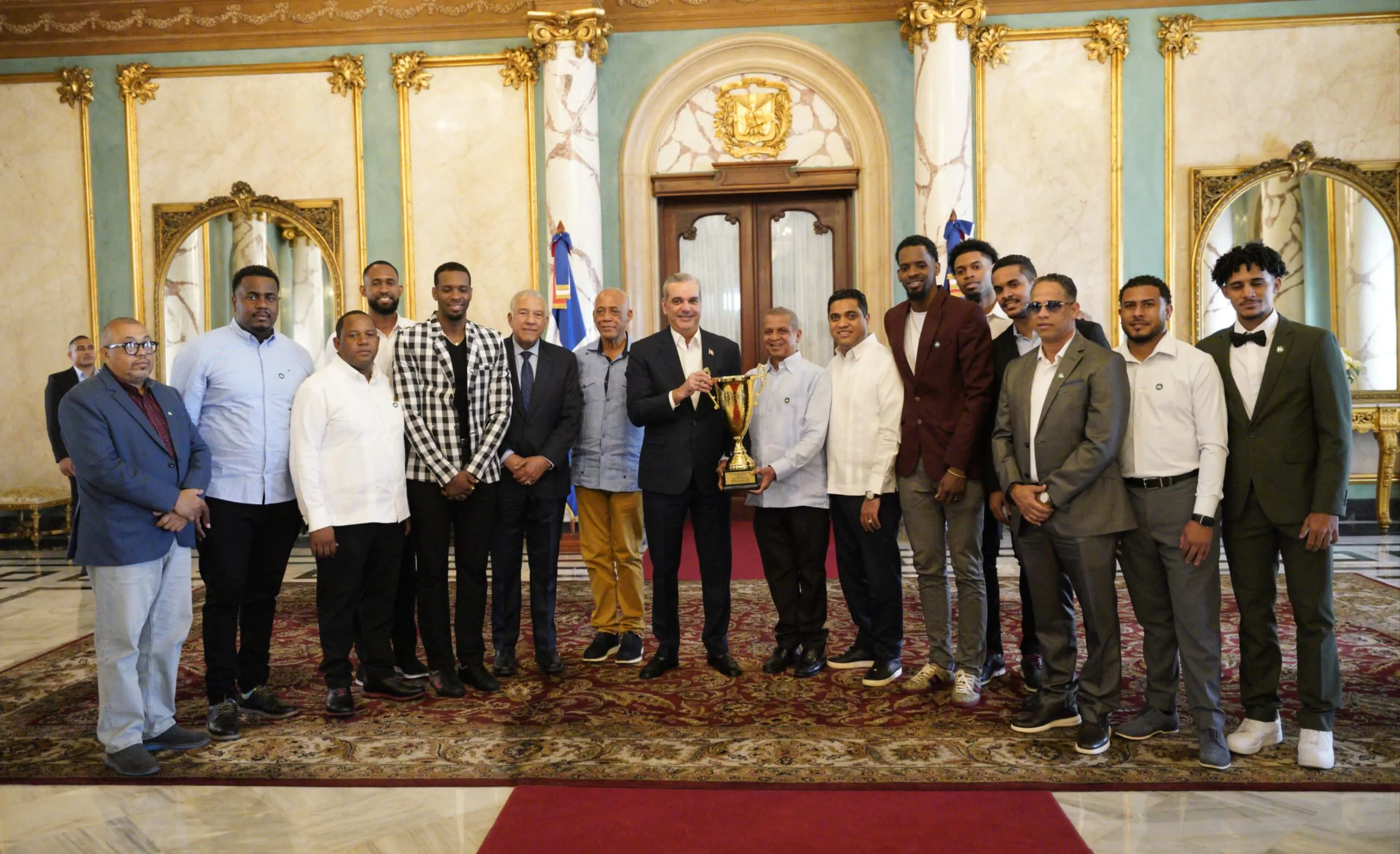 Luis Abinader recibe al club Mauricio B&aacute;ez, campe&oacute;n del TBS del Distrito Nacional