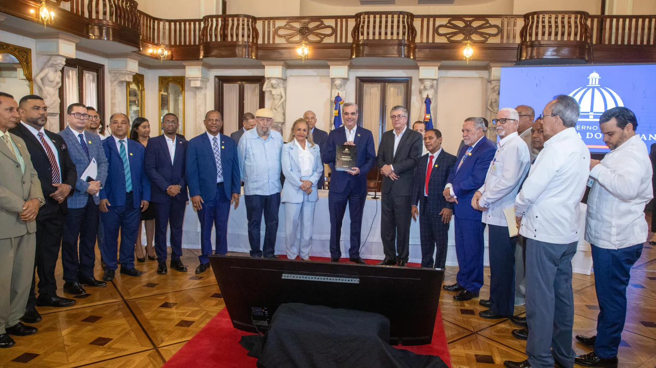 Luis Abinader juramenta comit&eacute;  de apoyo a la reforma penitenciaria