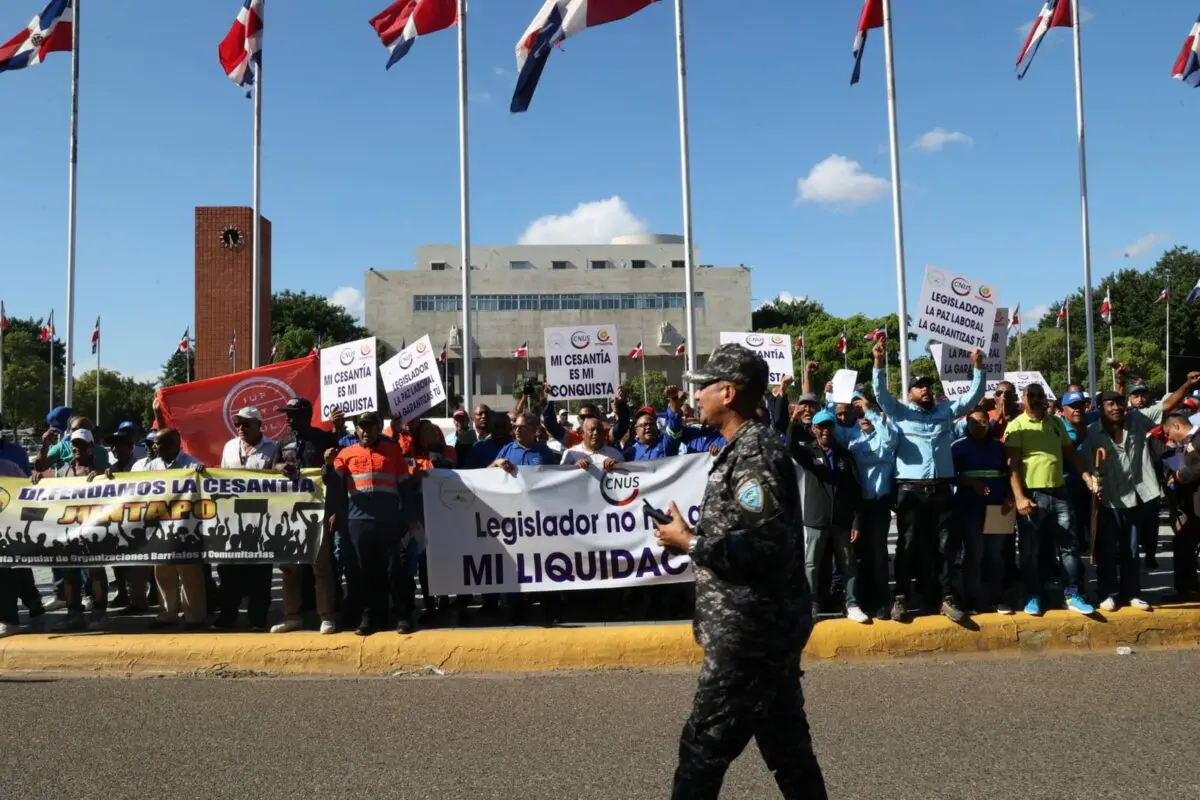Sindicalistas protestan frente al Congreso en contra de la eliminaci&oacute;n de la cesant&iacute;a