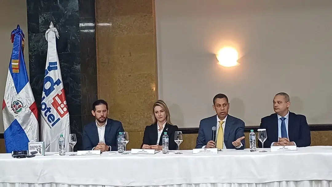 INDOTEL inicia entrega de cajas convertidoras para televisi&oacute;n terrestre digital en Santiago